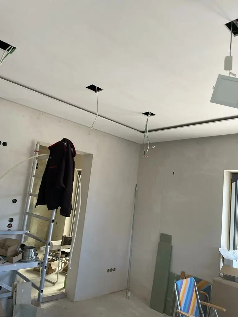 Fertiggestellte Deckenfläche mit vorbereiteten Lichtauslässen