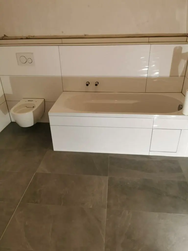 Modernisiertes Badezimmer mit großformatigen Bodenfliesen